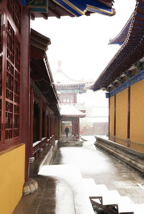 寺院的雪静静飘