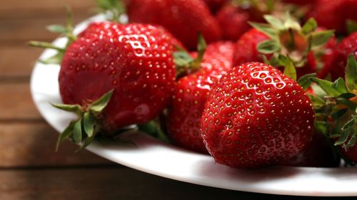 香甜的水果,浆果,草莓,盘子 壁纸