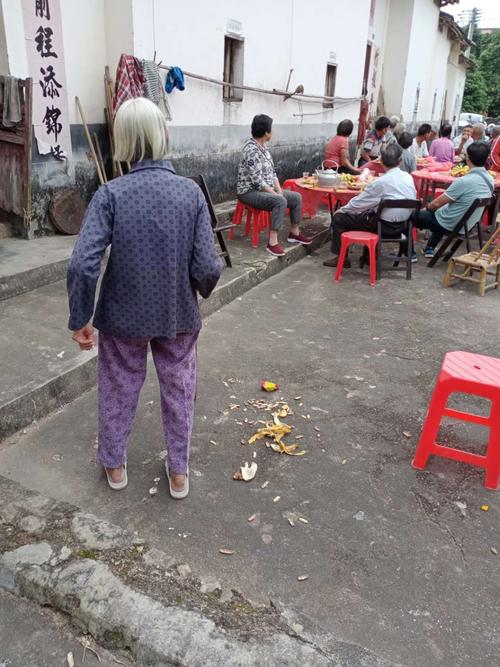 阳春市合水镇平东村委会新村康家人在重阳节(老人节)开个茶话会