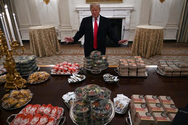 ▼ 川普在白宫请宾客吃汉堡和披萨.(图/达志影像/美联社)