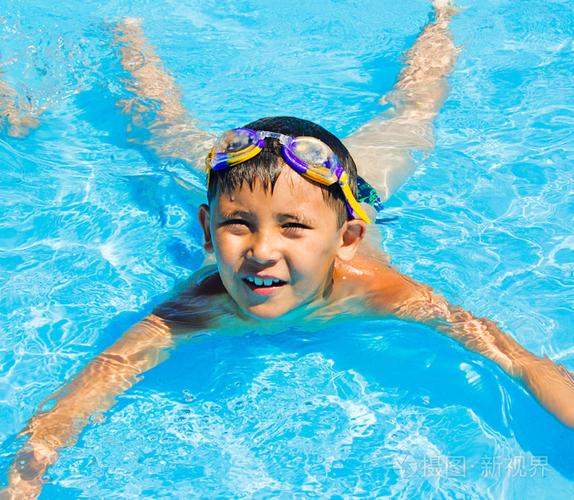 一个小男孩在水中游泳照片-正版商用图片19ucww-摄图新视界