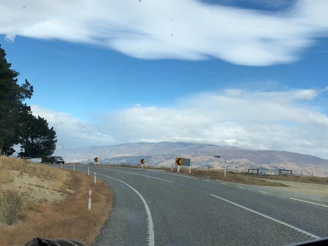 风景永远在路上,新西兰一个田园牧歌般美丽的国家,我们坐车上看风景之