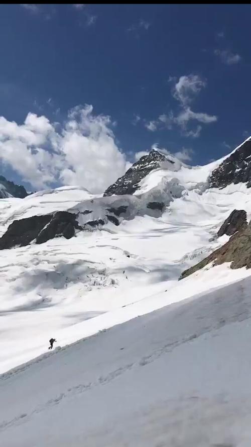 瑞士马特洪峰是阿尔卑斯山脉中最著名的山峰海拔4478米位于瑞士和