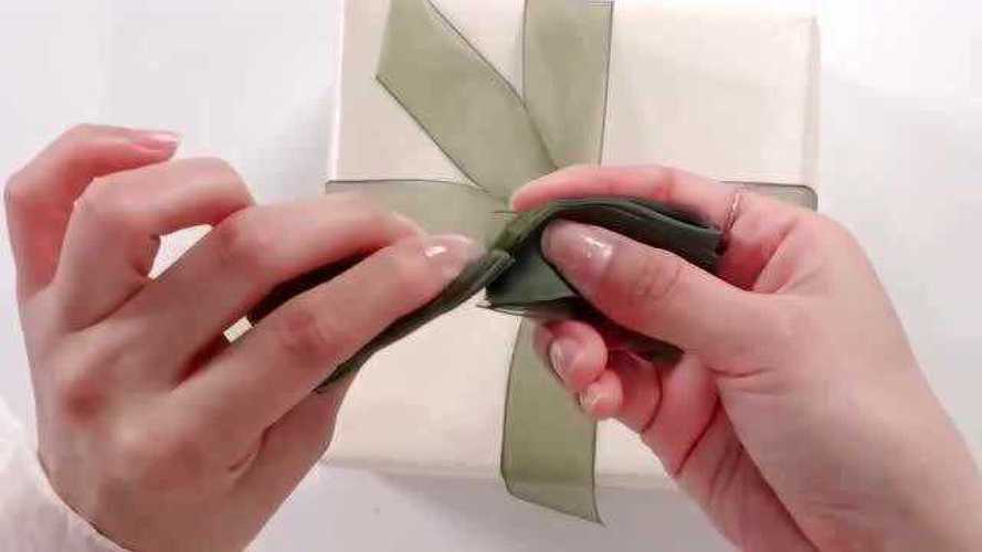 教你一个最简单的礼品包装盒打结法这个结扣真漂亮