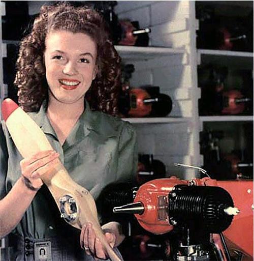 玛丽莲·梦露在无线电遥控靶机车间工作时的照片.
