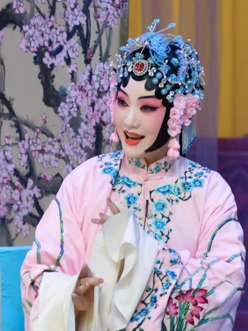 刘桂娟老师是"五小程旦"之一,天津市青年京剧团的头牌演员之一.