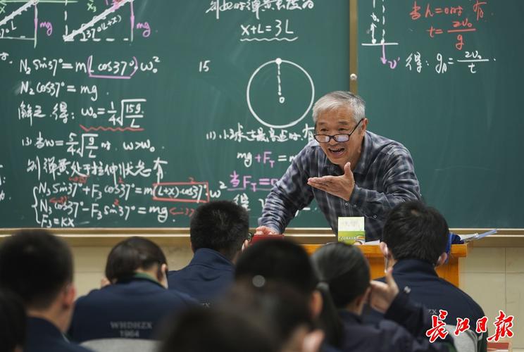 武汉这位物理老师40年手写400万字,教案年年刷新|物理_新浪财经_新浪