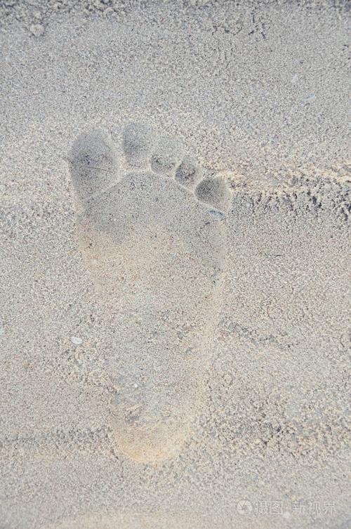 人类足迹在沙滩上泰国