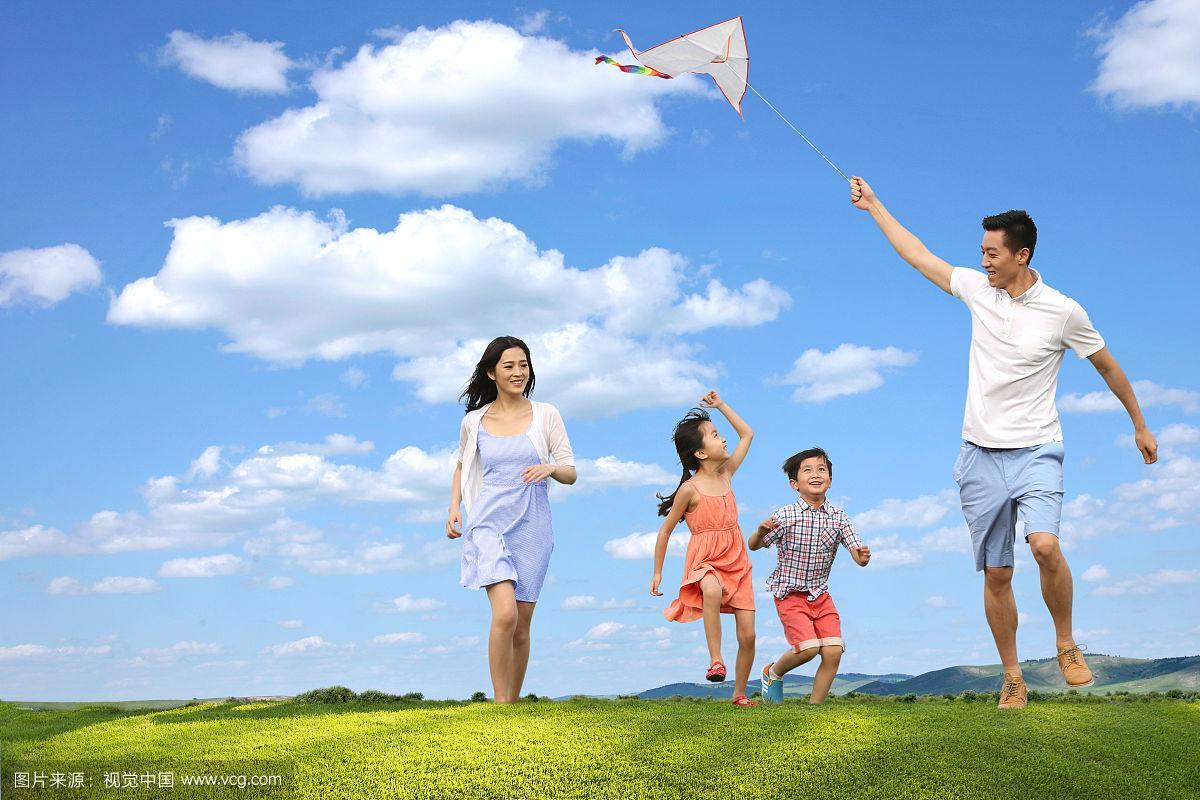 幸福家庭在郊外放风筝
