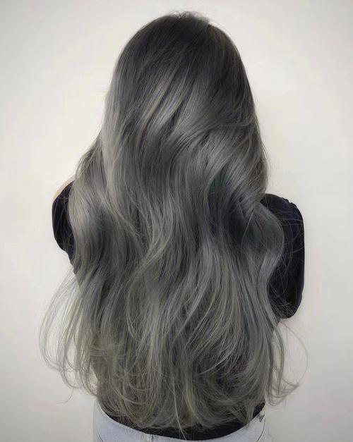 棕灰色可以聚光让头发呈现出透亮的光泽感可以营造出滑顺柔和的感觉