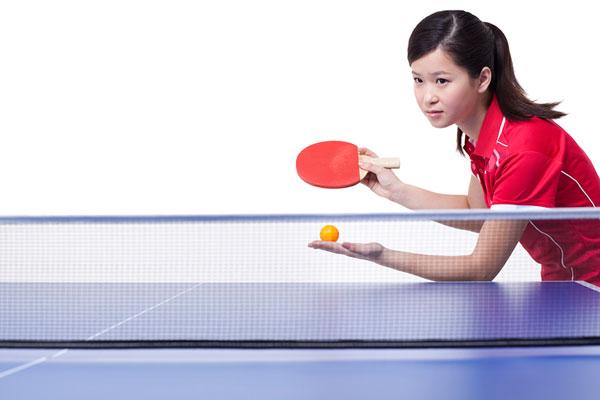 年轻的女子乒乓球运动员