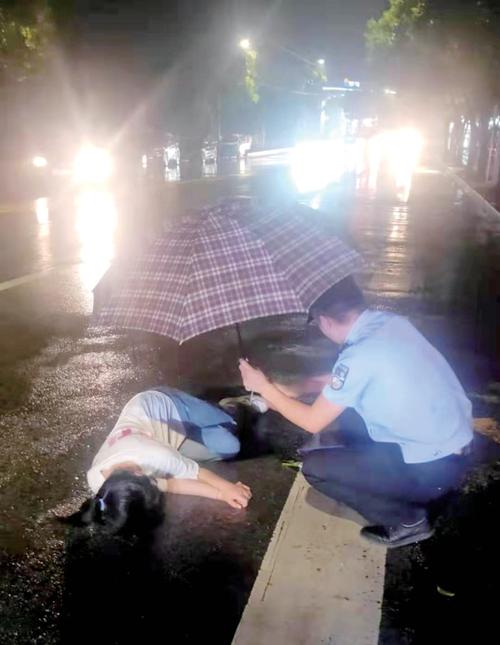 女孩雨夜晕倒在马路 民警发现立即伸援手