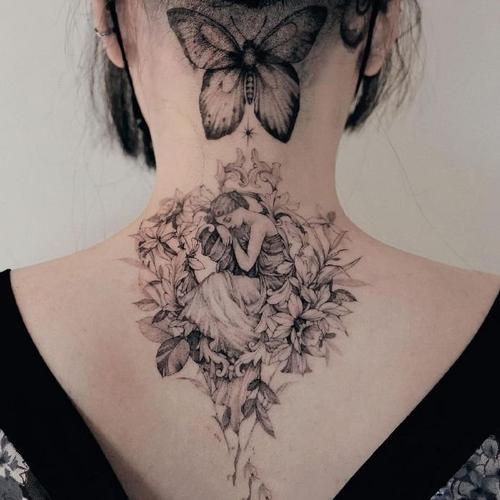 女生后背的花卉纹身图片9张
