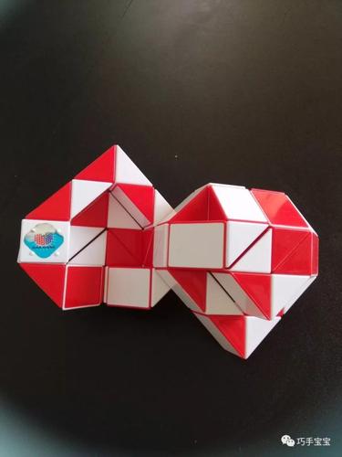 也可以用四十八段魔尺做一个心形的爱心盒子.