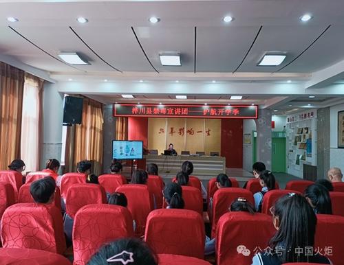 3月11日,富锦市福前社区关工小组联合铁路中学,开展"反邪宣传进校园