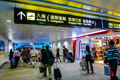 飞行近二个小时,于13时20分抵达台北桃园机场.