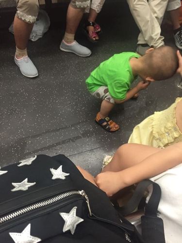 地铁2号线小孩随地尿尿,大人还端尿,无语了