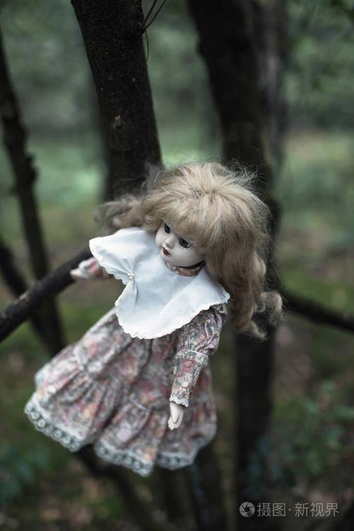 鬼娃娃挂在树上