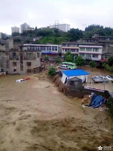 贵州织金县昨晚遭遇特大洪水,县城内涝严重