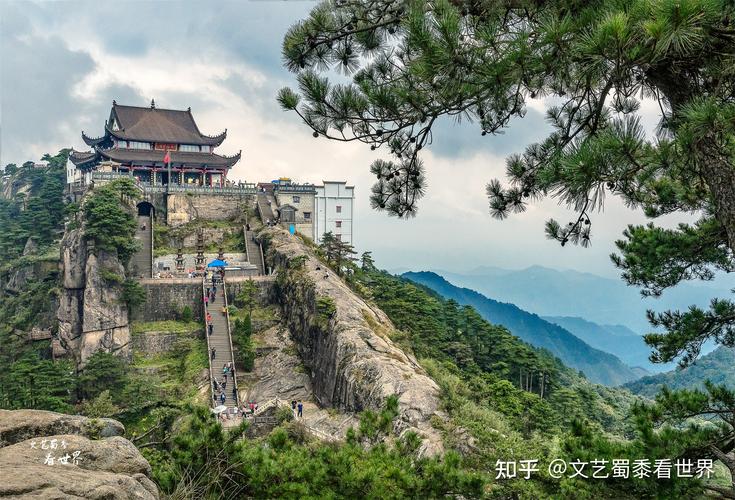 九华山是"中国佛教四大名山"之一,海拔1342米,它位于安徽省池州市青阳