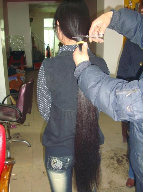 一刀切剪下20岁漂亮姑娘1.05米的长发(8)