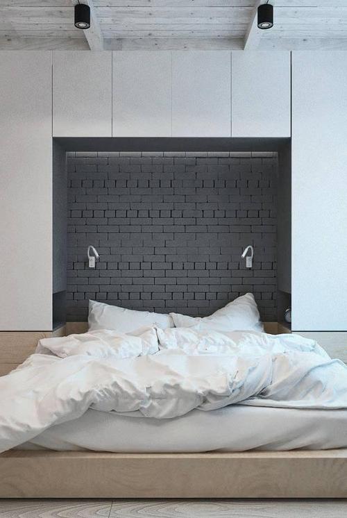 主卧的设计通透简约柜体放在床头的墙壁并不挤占卧室的空间凹进去的
