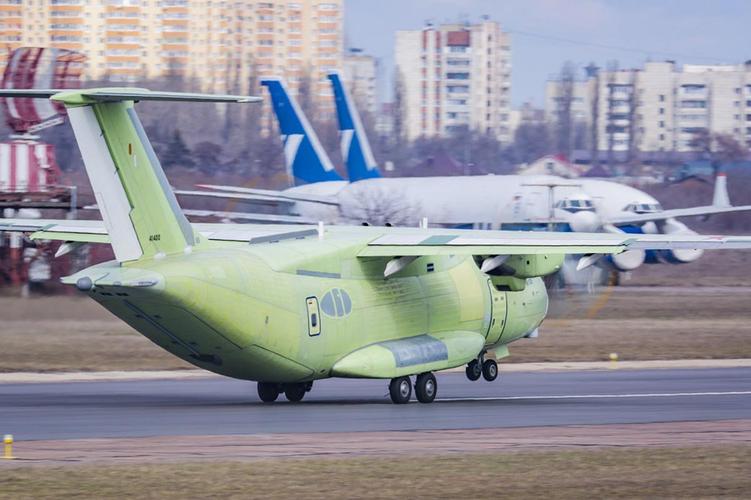 取代安26专家解析俄伊尔112v运输机尺寸相近航程却增加两倍