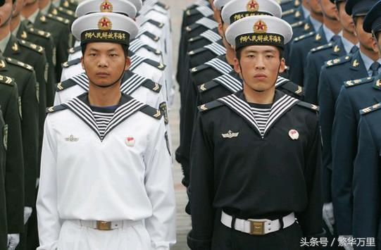 陆军采用统一颜色的军服,中国海军的军服为何两种颜色?