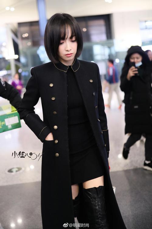 12月6日,宋茜现身上海机场,她身穿修身黑色风衣搭配过膝长靴