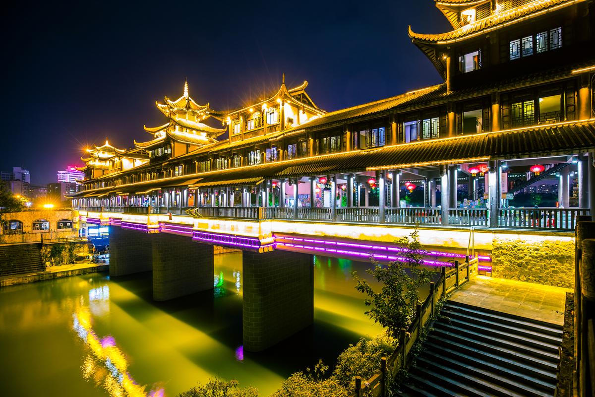 故事  都匀百子桥,是一座充满传奇色彩的古桥,位于都匀市区剑江河上