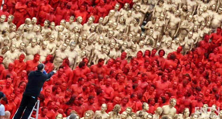德国千余志愿者裸体喷漆做艺术模特(1)