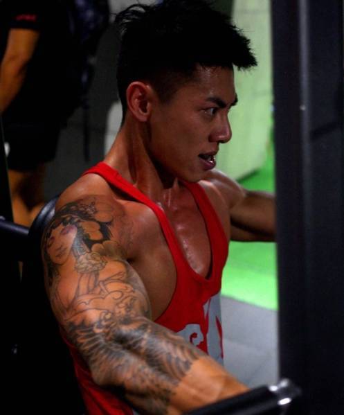 中国的瘦身板也能变成肌肉男凡事都有一种倔强不服输的精神这个人称