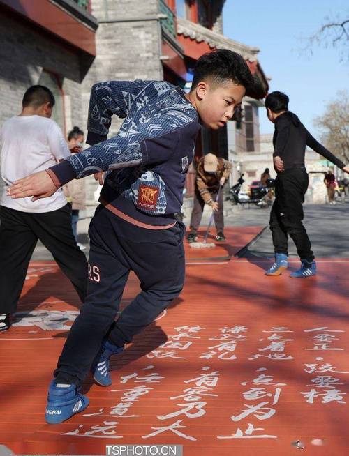 中国体育讯 3月25日,中国跤老师韩越生在北京市西城区地安门西大街的
