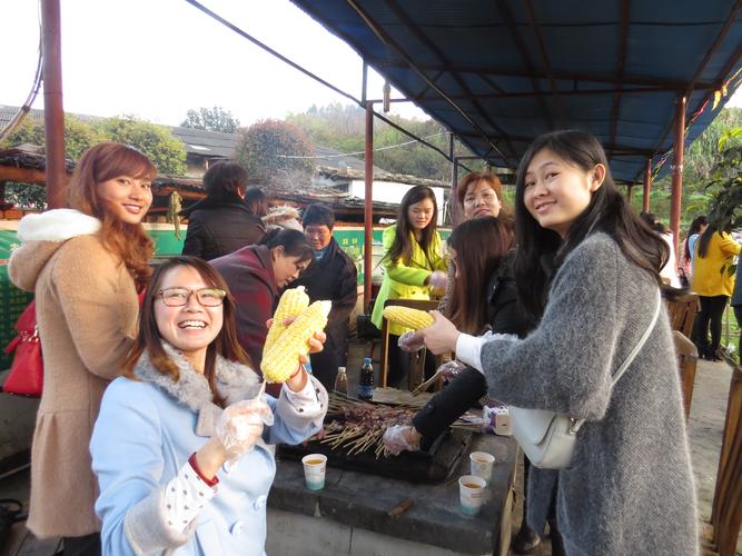 38妇女节郴州骨科医院组织医护员工烧烤活动