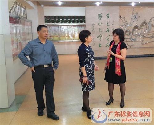 莫伟琼副区长一行在张凤娟校长等学校领导的陪同下了巡视沙面小学和