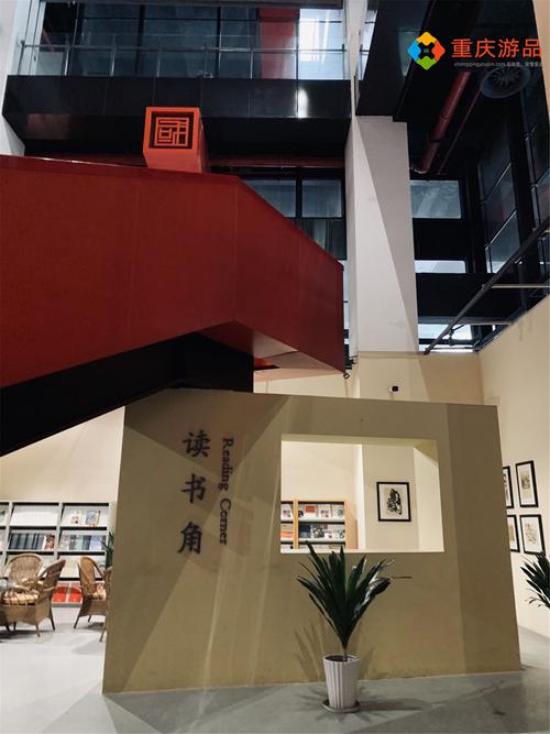 在重庆美术馆的角落,还有一处读书角,这里收藏了许多艺术相关的国内