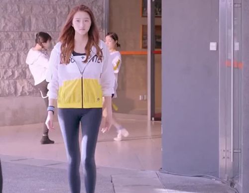 第一套,关晓彤身穿白色与黄色拼色的运动外套,搭配紧身裤,尽显大长腿!