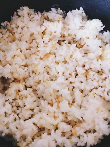 把高粱米,大米,玉米渣放进电饭锅煮熟,就和平时