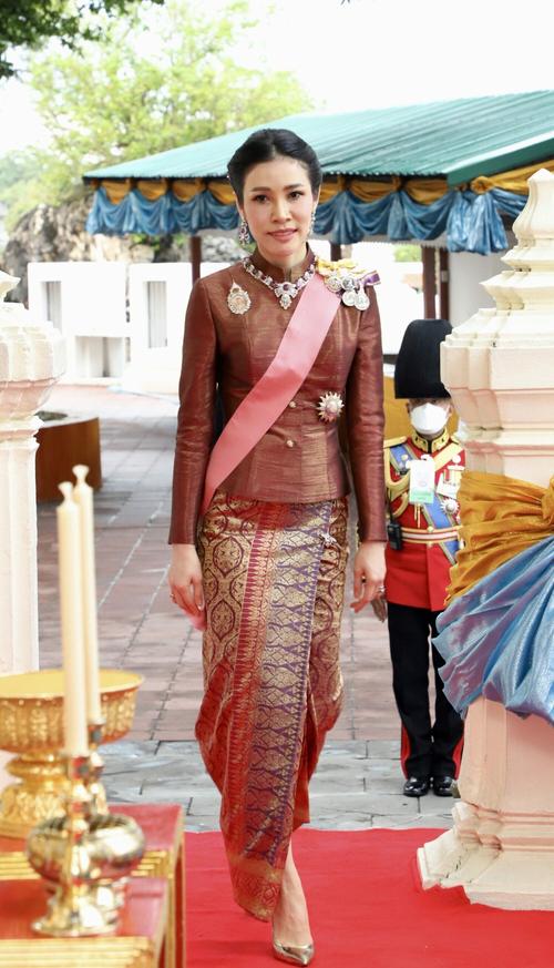 泰国诗妮娜贵妃翻身有望老母亲被泰王授勋章苏提达又有压力了