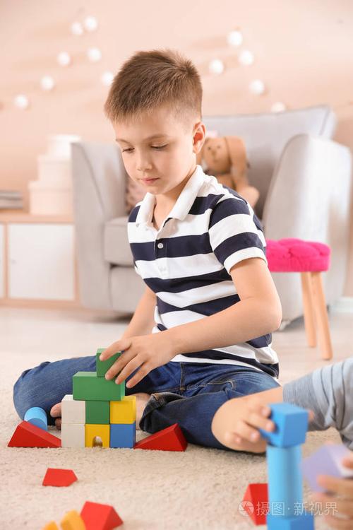 可爱的小孩子玩积木在地板上, 室内