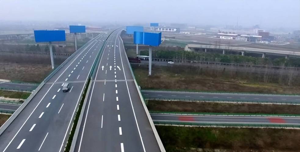 与沪渝高速公路湖北省内武汉至宜昌段——汉宜高速公路的走向是一致的