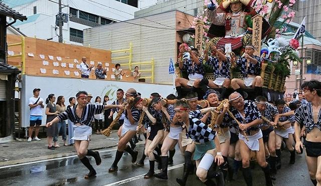 日本有很多"祭",博多山笠节俗称光屁股节,是日本人非常重视的节日