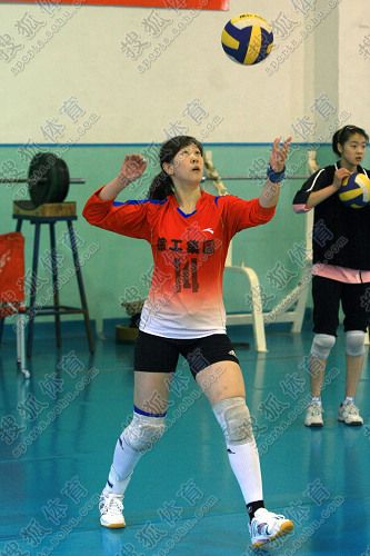 图文:天津女排积极备战联赛 米杨发球