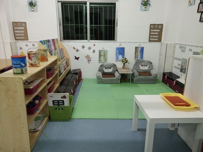 宽松的语言交往环境,我们在语言区里添置了两个小沙发,让幼儿在园阅读