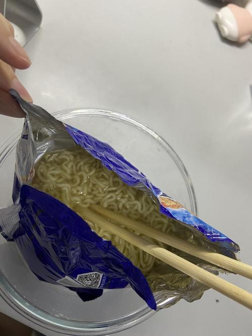 撕开调料直接在袋子里泡,拿双吃外卖剩的一次性筷子,这样就不用洗碗了