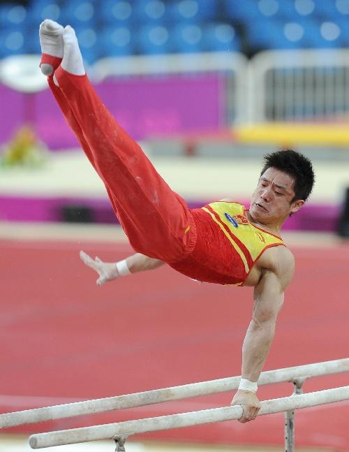 图文:体操世界杯卡塔尔站 董振东完成双杠动作