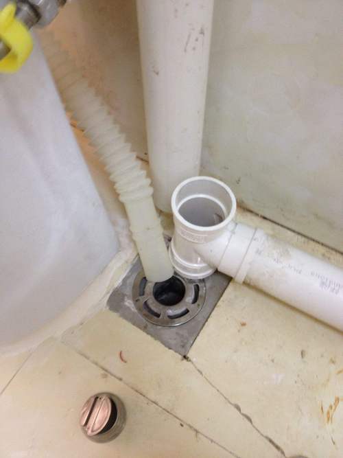 滚筒洗衣机排水管怎么放是正确的(滚筒洗衣机排水管要不要放下来)