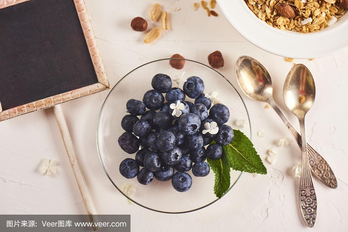 盘子里的蓝莓,白色背景