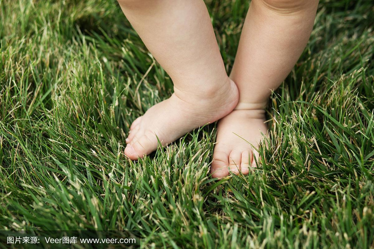孩子赤脚站在草地上