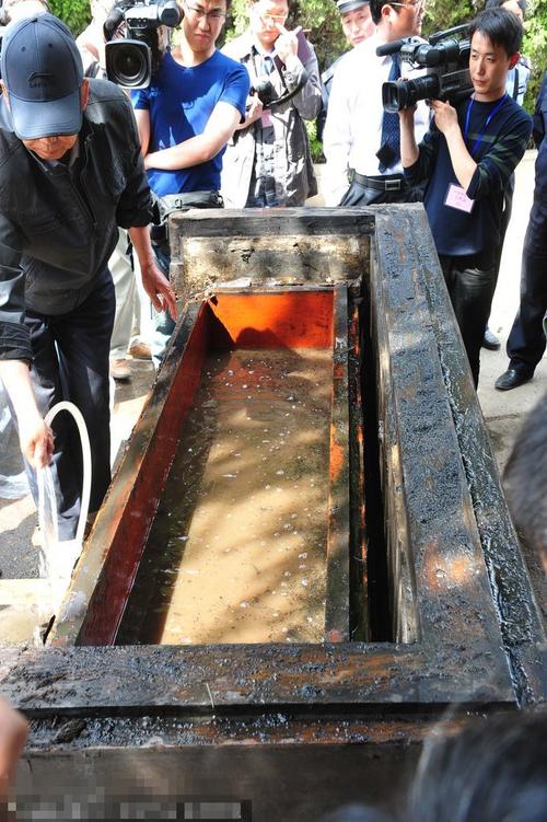 战国双墓内棺在安徽省六安市老博物馆开棺(图)